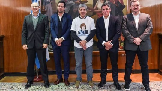 Luis Caputo adelantó que se podrán usar "dólares del colchón" para comprar autos 0km en cuotas