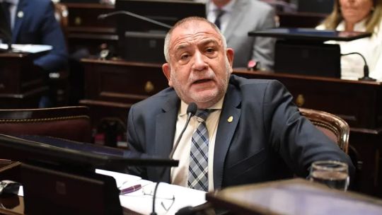 Motochorros le robaron el celular a Luis Juez mientras daba una entrevista