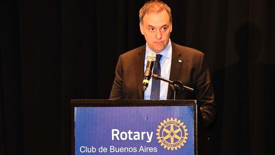 Manuel Adorni en el Rotary Club: se hizo eco de la guerra Milei-Macri y deslizó que renunciaría como vocero si es electo