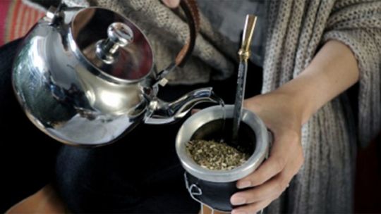 En dos provincias argentinas prohibieron tomar mate mientras se conduce por la ruta En dos provincias argentinas prohibieron tomar mate mientras se conduce por la ruta