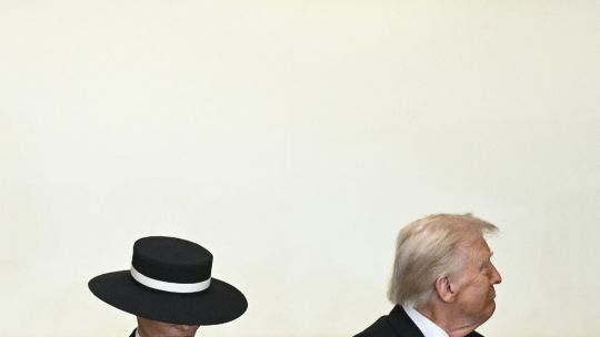 Trump promulga ley que prohíbe la "pornovenganza" y desnudos creados con IA
