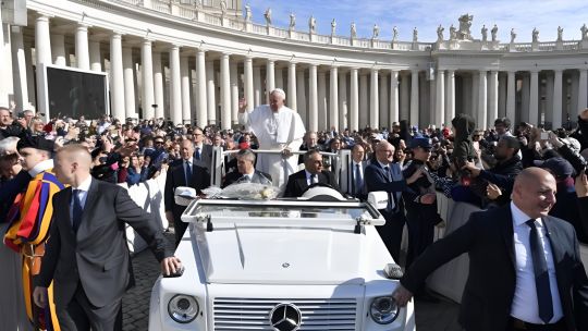 El Papa Francisco pidió transformar el papamóvil en una clínica ambulante para niños de Gaza