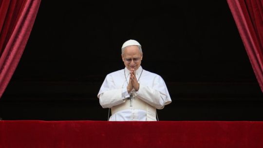 El papa León XIV realizó su primera oración dominical y recordó a Francisco: "¡Nunca más la guerra!"