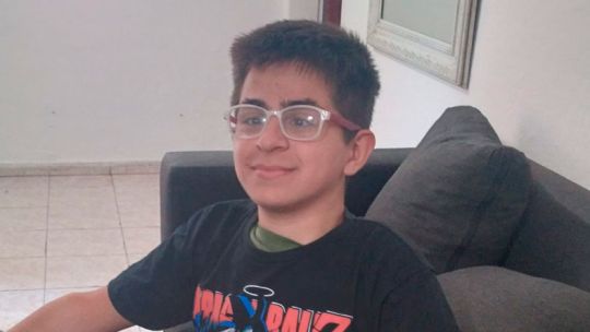 Tiene "huesos de cristal" y no puede ir a la escuela porque su familia no puede pagar el acompañante terapéutico