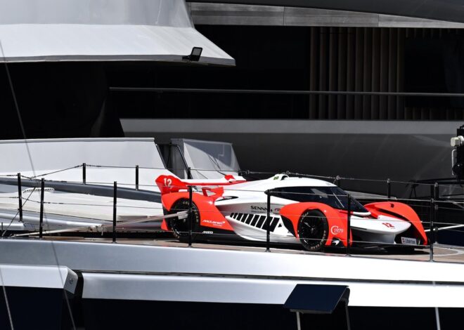 El McLaren de 4 millones de dólares aparcado en un super yate para el GP de Mónaco