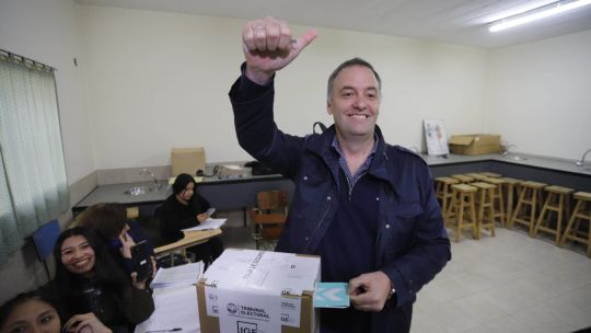 La votación de Adorni: llevó sándwiches de miga, cantó su voto en plena veda y repudió las declaraciones de Mauricio Macri