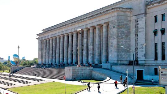 El Consejo Superior de la UBA rechazó un proyecto del peronismo para repudiar la condena de Cristina Kirchner