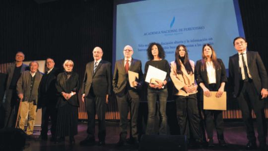 La Academia Nacional de Periodismo premió a dos periodistas y homenajeó a Jorge Lanata