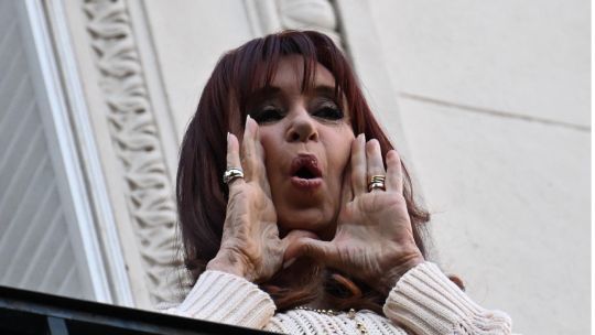 Cristina Kirchner sin tapujos contra Milei: "Tenés a media Argentina que no llega a fin de mes y se endeuda para comer" Cristina Kirchner sin tapujos contra Milei: "Tenés a media Argentina que no llega a fin de mes y se endeuda para comer"