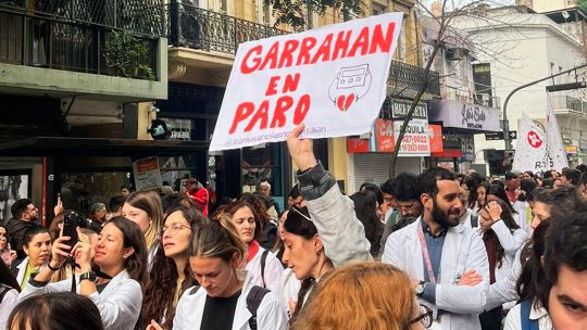 El Ministerio de Salud anunció un aumento, pero los residentes del Garrahan lo desmienten: “No recibimos ninguna propuesta” El Ministerio de Salud anunció un aumento, pero los residentes del Garrahan lo desmienten: “No recibimos ninguna propuesta”