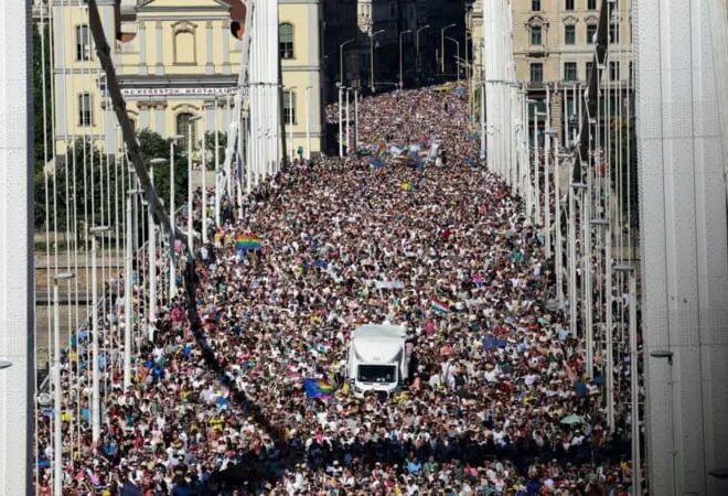 “Sé lo que se siente ser tratado como un paria”: la multitudinaria manifestación del Orgullo para desafiar las duras medidas contra la diversidad del gobierno de Orbán en Hungría “Sé lo que se siente ser tratado como un paria”: la multitudinaria manifestación del Orgullo para desafiar las duras medidas contra la diversidad del gobierno de Orbán en Hungría