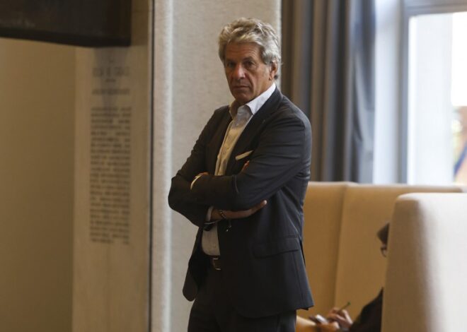 El gobierno refuerza los controles a las compras en el exterior, a contramano del discurso libertario