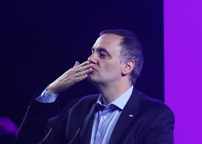 Adorni quiere separar su vocería de la Secretaría de Medios y choca con Santiago Caputo Adorni quiere separar su vocería de la Secretaría de Medios y choca con Santiago Caputo