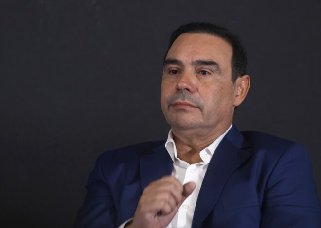 Para evitar una derrota en Corrientes, Karina bajó a Almirón y acuerda con Valdés