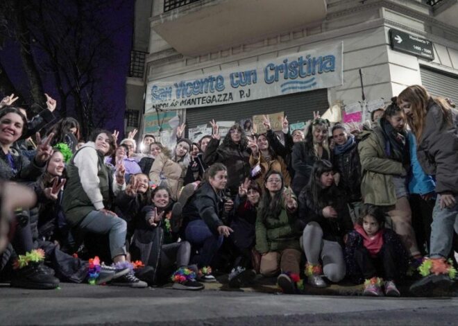 Un grupo de mujeres concentra frente a la casa de Cristina con tobilleras de flores