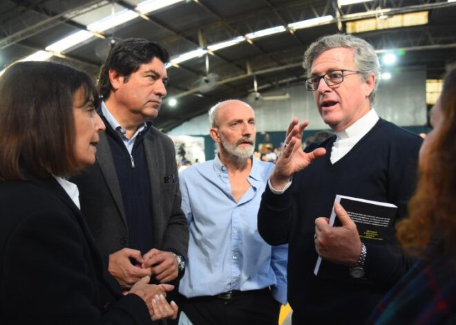 Jueces, curas y referentes sociales se reunieron con personas sin techo en un parador de Once