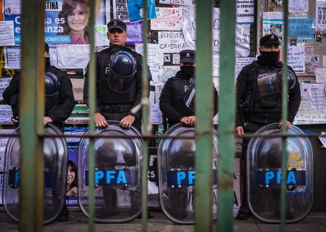 Cristina Kirchner suspendió el banderazo frente a su casa y arremetió contra Bullrich por el operativo