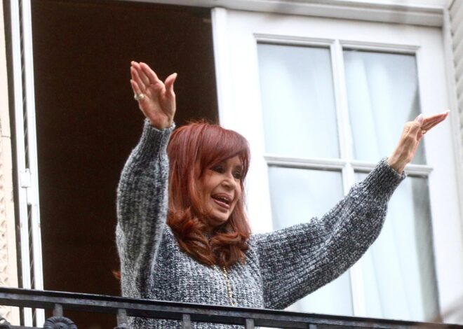 Cristina Kirchner habló en la previa de la marcha y reclamó a la Justicia que defina si puede salir al balcón o no