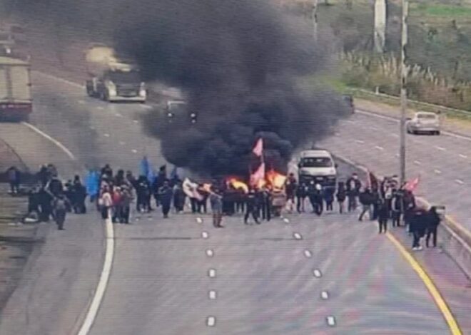 Corte total en la Autopista Buenos Aires-La Plata por una manifestación en apoyo a Cristina Kirchner Corte total en la Autopista Buenos Aires-La Plata por una manifestación en apoyo a Cristina Kirchner