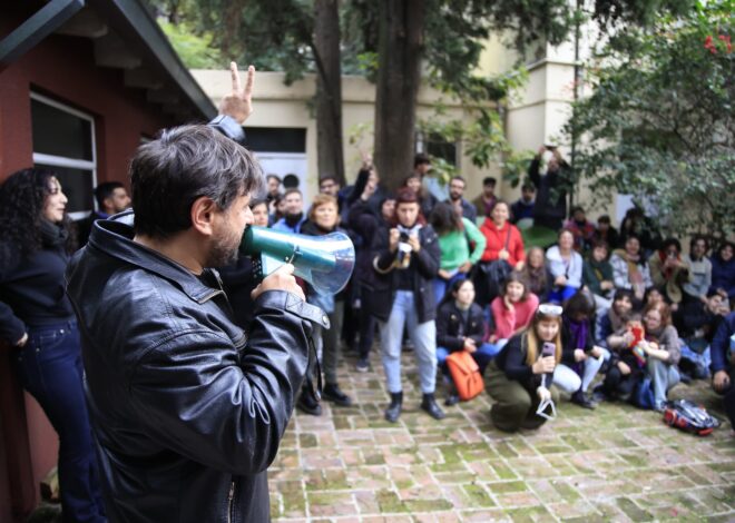 Manifestantes toman la sede del Instituto Nacional Juan Perón Manifestantes toman la sede del Instituto Nacional Juan Perón