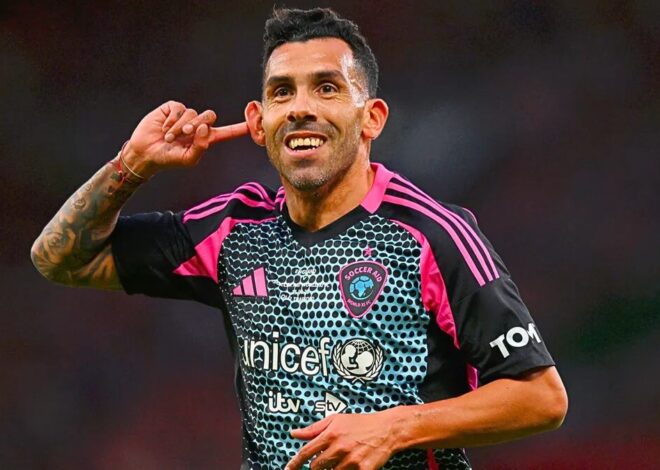 A los 41 años, Carlos Tevez marcó cuatro goles en 14 minutos y fue la gran figura de un partido benéfico en Old Trafford A los 41 años, Carlos Tevez marcó cuatro goles en 14 minutos y fue la gran figura de un partido benéfico en Old Trafford