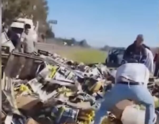 Video: el momento en que vuelca un camión con limones y los vecinos lo saquean Video: el momento en que vuelca un camión con limones y los vecinos lo saquean