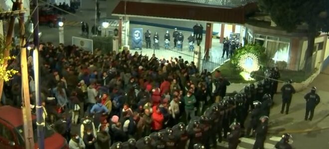Villa Lugano: un grupo de manifestantes reclama la libertad de Juan Grabois frente a una sede de la Policía Federal