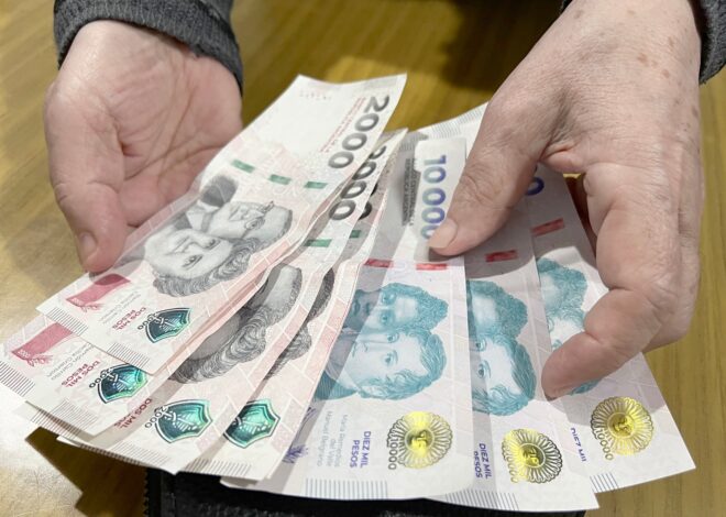 Hay menos billetes, pero más pesos en calle