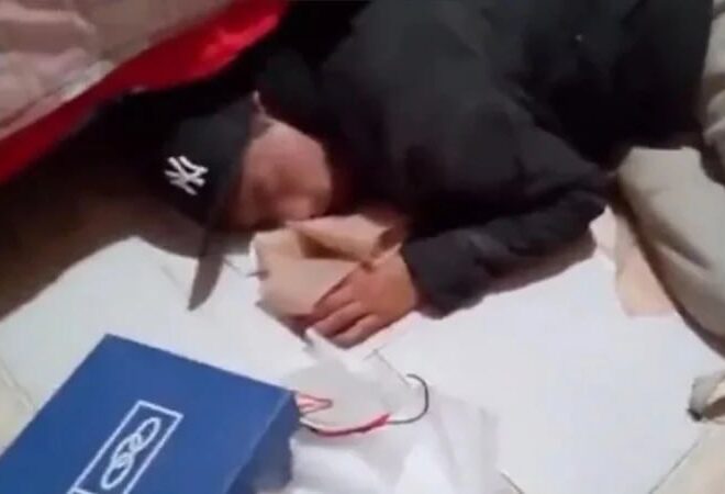 Un ladrón se quedó dormido en medio de un robo y fue descubierto por los dueños de la casa Un ladrón se quedó dormido en medio de un robo y fue descubierto por los dueños de la casa