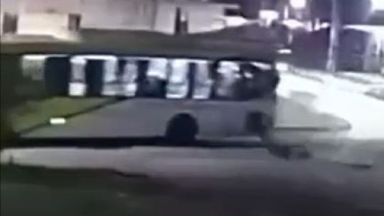 Pasajero iba dormido en el colectivo, el chofer dobló, salió despedido por la ventanilla y cayó al asfalto