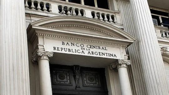 “Acumular reservas o pagar la deuda”: la disyuntiva del Gobierno en materia cambiaria “Acumular reservas o pagar la deuda”: la disyuntiva del Gobierno en materia cambiaria