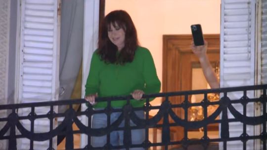La Justicia autorizó a Cristina Kirchner a salir al balcón de su casa: ya le colocaron la tobillera electrónica