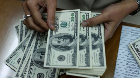 El dólar blue cerró con un leve alza este 27 de junio y cayeron las reservas del Banco Central