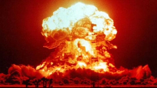 La posibilidad de un exterminio nuclear, en debate en 'Comunistas'