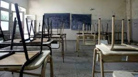 Paro docente y movilización en La Plata tras una serie de violentos ataques de padres contra directores y maestros Paro docente y movilización en La Plata tras una serie de violentos ataques de padres contra directores y maestros