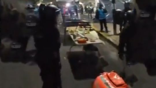 Desalojaron a militantes K que acampaban frente al departamente en que está detenida Cristina Kirchner Desalojaron a militantes K que acampaban frente al departamente en que está detenida Cristina Kirchner