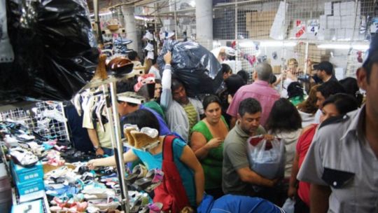 Allanaron La Salada en busca de mercadería trucha: crece la tensión con los comerciantes Allanaron La Salada en busca de mercadería trucha: crece la tensión con los comerciantes