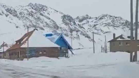 Fuerte nevada en la cordillera: el Paso Cristo Redentor sigue cerrado y ya hay más de 1.200 camiones varados