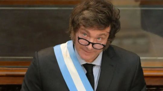 “La sociedad sigue dividida en dos mitades. Una mitad aprueba al Presidente, la otra mitad lo desaprueba” “La sociedad sigue dividida en dos mitades. Una mitad aprueba al Presidente, la otra mitad lo desaprueba”
