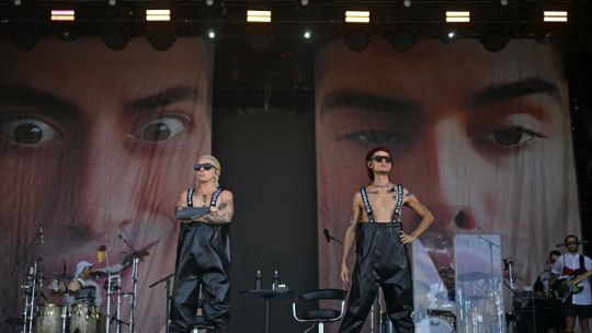 Paco Amoroso y Ca7riel debutaron con éxito en el mítico festival Glastonbury Paco Amoroso y Ca7riel debutaron con éxito en el mítico festival Glastonbury