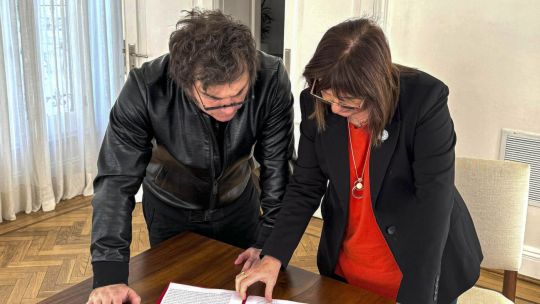 Por decreto, el Gobierno de Milei habilitó la compra y tenencia de armas semiautomáticas para civiles Por decreto, el Gobierno de Milei habilitó la compra y tenencia de armas semiautomáticas para civiles