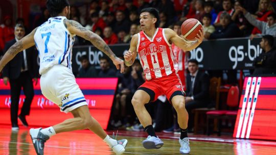Regatas cayó ante Instituto y quedó al borde de la eliminación