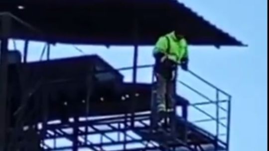 Un trabajador despedido del puerto de Rosario se subió a un cinta transportadora y amenaza con arrojarse