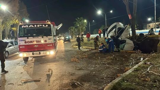 Tragedia en Mendoza: Impactó de frente, provocó un choque fatal y dejó dos muertos y tres heridos graves en Maipú Tragedia en Mendoza: Impactó de frente, provocó un choque fatal y dejó dos muertos y tres heridos graves en Maipú