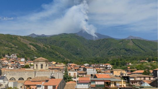 Impactantes imágenes de la erupción del Etna, el volcán activo que generó alerta en Sicilia Impactantes imágenes de la erupción del Etna, el volcán activo que generó alerta en Sicilia