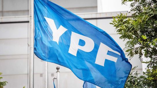 YPF demora una suba de precios, entre la espada de la rentabilidad y la pared de la inflación
