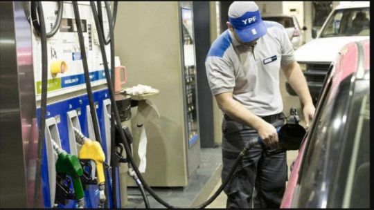 YPF baja el precio de la nafta por la noche: cómo y dónde cargar más barato