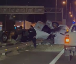 Impactante accidente en la Autopista Panamericana: un camión incrustó a un auto y quedó destrozado
