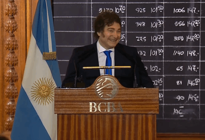 Entre risas, Milei dijo que vetará el aumento a los jubilados