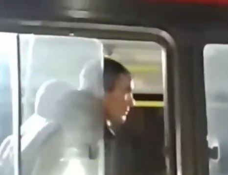 Una menor fue manoseada arriba de un colectivo y los pasajeros casi linchan al acusado